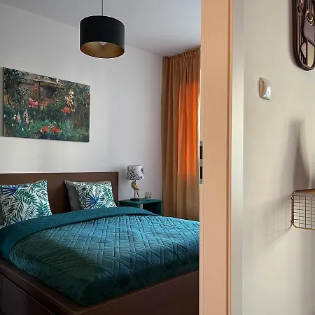 Elegant And Comfortable Apartment *